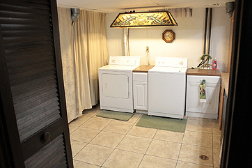 Thomas Kelly's Basement Bar